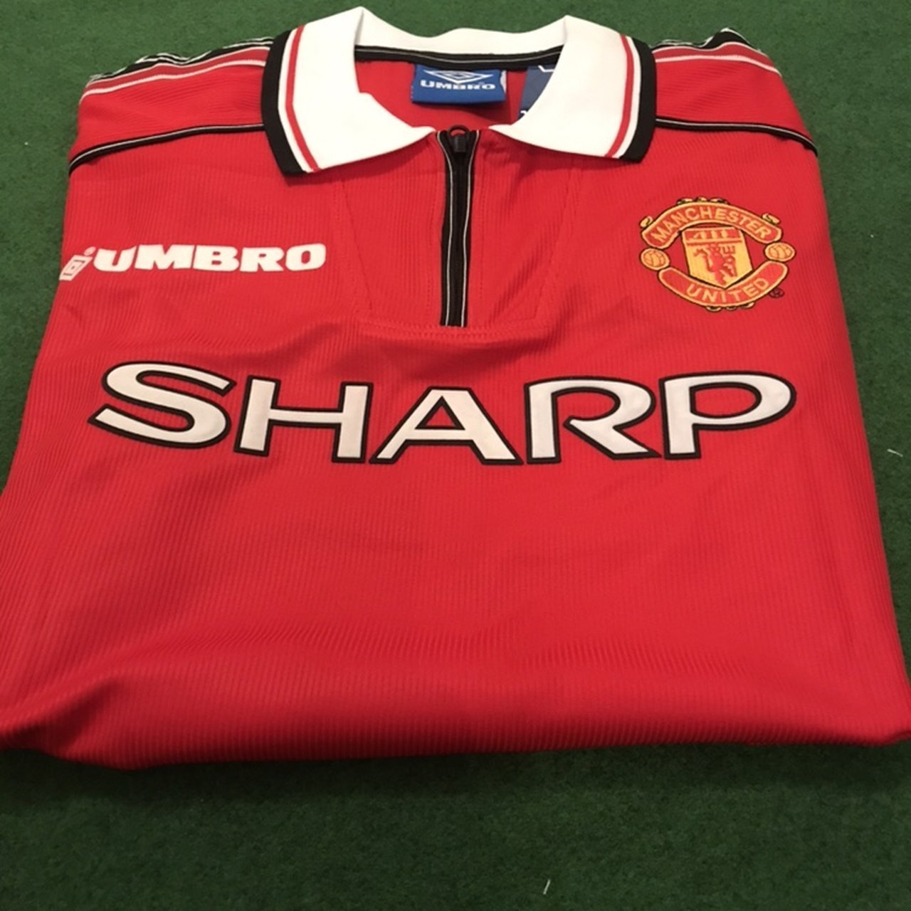 Retro Manchester United Home Backham Jersey with Shorts 1998-00.