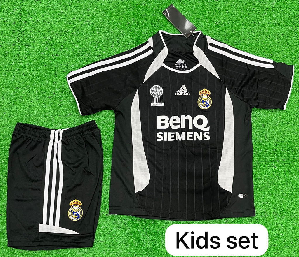 Retro Real Madrid Away Kids/Youth  Jersey & Shorts. 2006/07