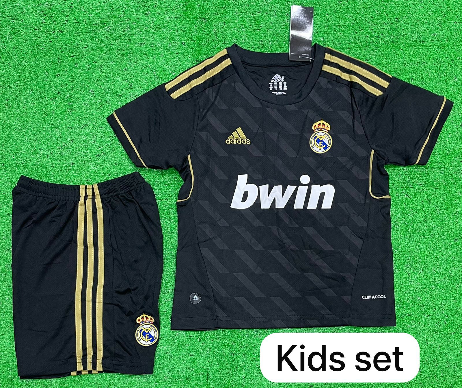 Retro Real Madrid Away Kids/Youth  Jersey & Shorts. 2011/12