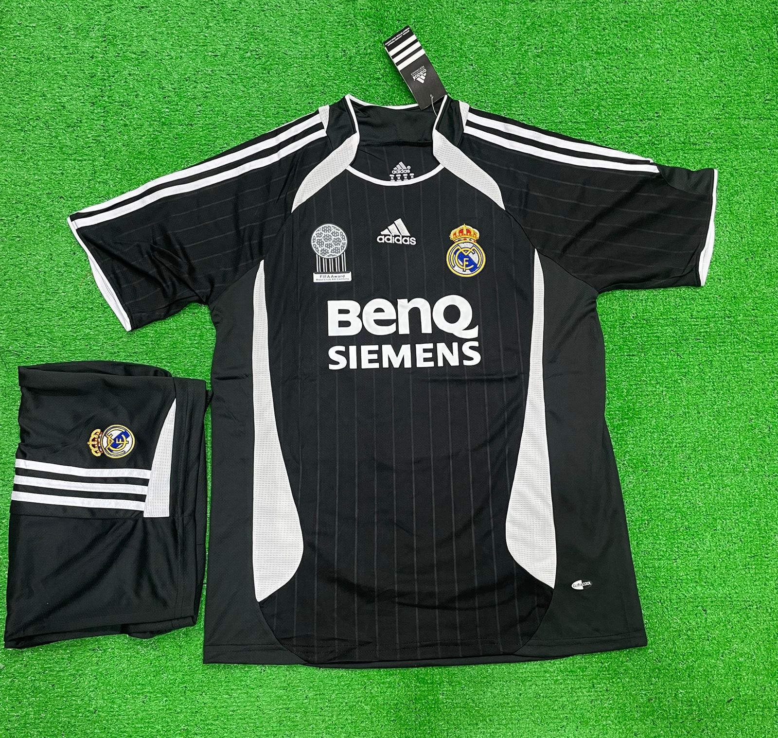 Retro R Madrid Ronaldo Away Jersey with Shorts 2006/07.