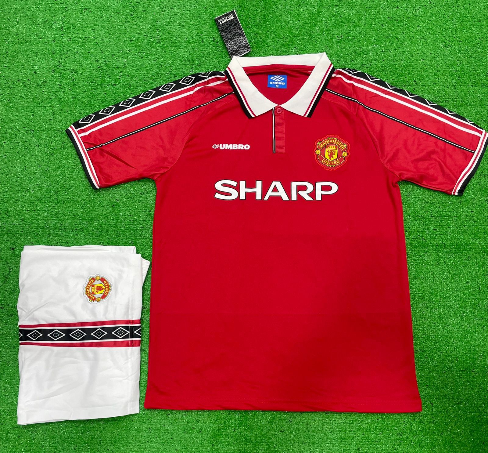 Retro Manchester United Home Jersey with Shorts 1998-00.